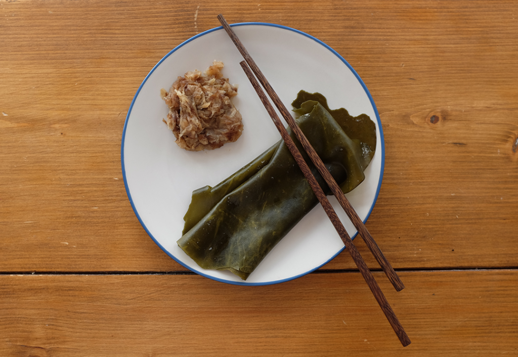 Kombu and katsuobushi flakes on a plate.